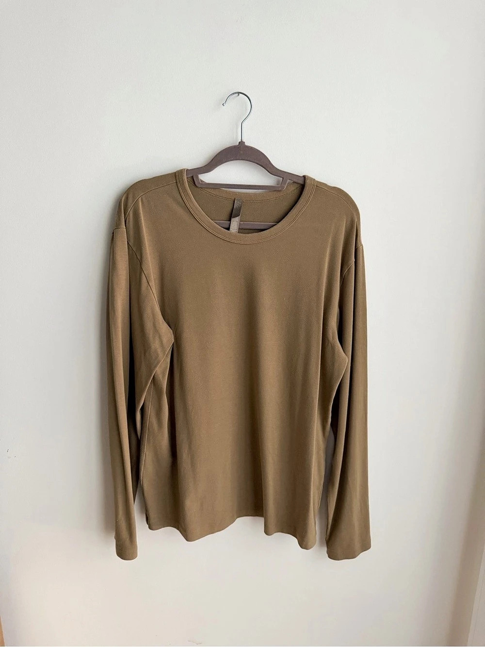 SKIMS Men’s Jersey Lounge Long Sleeve Top in Burnt Khaki